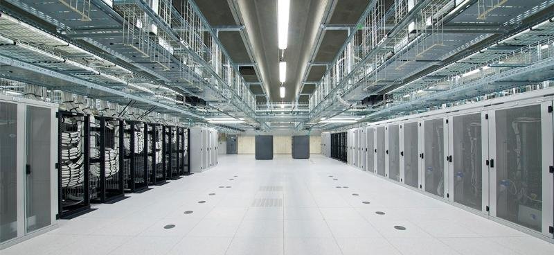 Data center con racks y bandejas portacables instalado por IISTEC